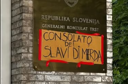 V Trstu žaljiv napis: "Konzulat usranih Slovanov oziroma Slovencev"