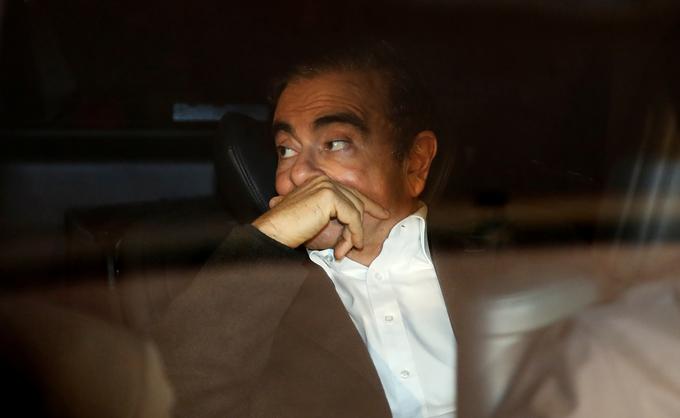 Ghosna so aretirali novembra lani. V Tokiu je čakal na sojenje zaradi domnevnih finančnih malverzacij. Med drugim je obtožen ponarejanja finančnih dokumentov in prikrivanja naprej določenih prejemkov med letoma 2010 in 2018 pred delničarji. Ghosn vse obtožbe zanika. | Foto: Reuters