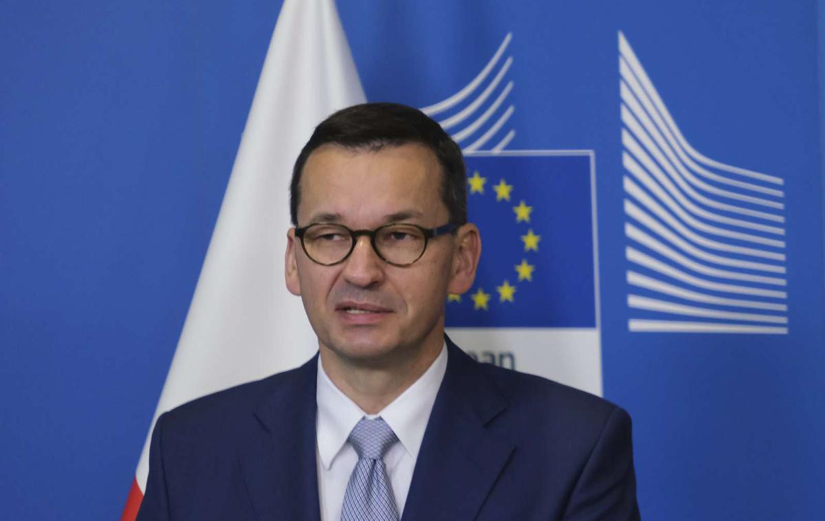 Mateusz Morawiecki | "Razsodba ustavnega sodišča potrjuje, kar dobesedno izhaja iz vsebine ustave republike Poljske, torej, da je ustavno pravo nad vsemi drugimi viri prava," je bil zadovoljen poljski premier Mateusz Morawiecki. | Foto STA