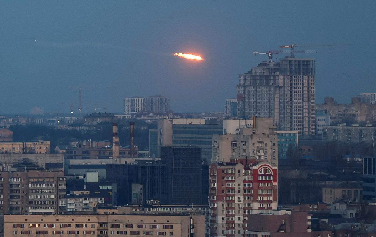 Kijev | Poročila o ukrajinskih napadih z droni na rusko ozemlje prihajajo dan po tistem, ko je bila Ukrajina v petek tarča največjega ruskega napada iz zraka od začetka vojne pred skoraj dvema letoma. V napadih je bilo ubitih najmanj 30 ljudi, več kot 160 pa ranjenih. | Foto Reuters