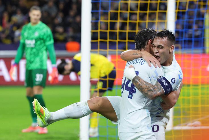 Italijanski Inter iz Milana je z rutinsko predstavo slavil v Belgiji s 4:0. V končnici prvega polčasa sta zadel Nizozemec Denzel Dumfries in Argentinec Lautaro Martinez (na sliki), v drugem polčasu pa sta povišala prednost Turek Hakan Calhanoglu in Francesco Pio Esposito. | Foto: Reuters