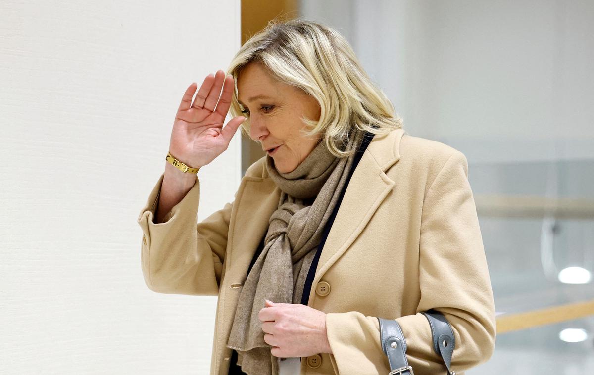 Marine Le Pen | Tožilstvo očita stranki Nacionalni zbor vzpostavitev sistema, s katerim so pogodbe asistentov evropskih poslancev med letoma 2004 in 2016 zagotavljali sodelavcem stranke, ki so se ukvarjali z delom v stranki in ne z evropskimi zadevami, kar predstavlja kršitev pravil EU. Celoten znesek neustrezno porabljenega denarja se giblje blizu sedmih milijonov evrov. | Foto Reuters