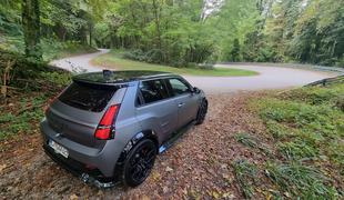 Skrita cesta, ostanki barvnih robnikov in avtomobil, ki je na cestah prava redkost #foto