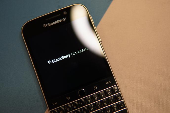 BlackBerry | Pametni telefon BlackBerry je imel na vrhuncu priljubljenosti znamke med letoma 2009 in 2010 vsak peti uporabnik. Podoben tržni delež imajo danes Applovi pametni telefoni iPhone.  | Foto Unsplash