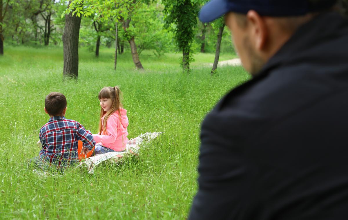 Pedofil. opazovanje. Zalezovanje. | Policija se na tovrstna dejanja nemudoma odzove. | Foto Shutterstock