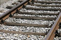 Na Gorenjskem vlak povozil 19-letnega mladeniča