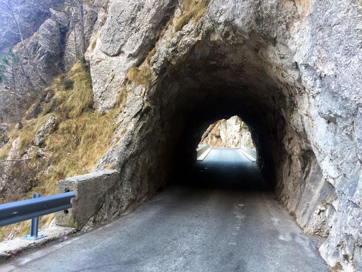 V tem predoru je pred leti med kolesarsko dirko ujel Tadeja Pogačarja. | Foto: Gregor Pavšič