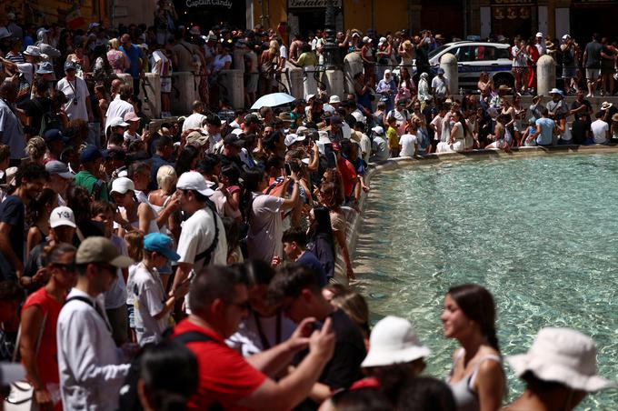 Ljudje se za ogled spomenika pogosto prerivajo in skušajo najti pravo točko za popolno fotografijo.  | Foto: Reuters