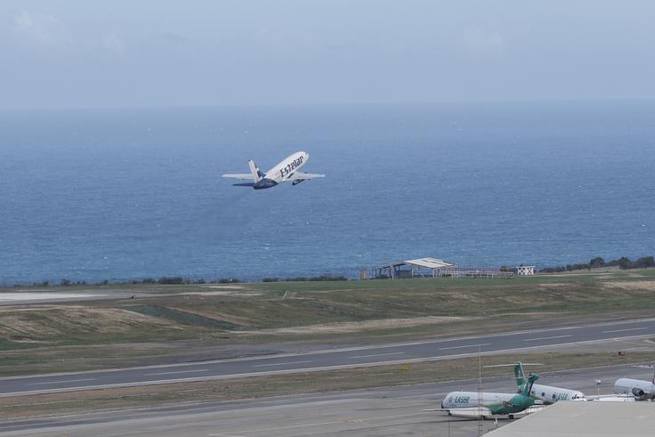 Potniško letalo venezuelske letalske družbe Estelar zapušča letališče Simón Bolívar v Maiquetíi. Od venezuelske prestolnice Caracas je oddaljeno okrog 20 kilometrov.  | Foto: Reuters