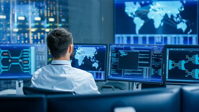 Pri zagotavljanju kibernetske varnosti sta pomembna dejavnika nenehno spremljanje razmer in hiter odziv ob morebitnih poskusih napadov. | Foto: Shutterstock
