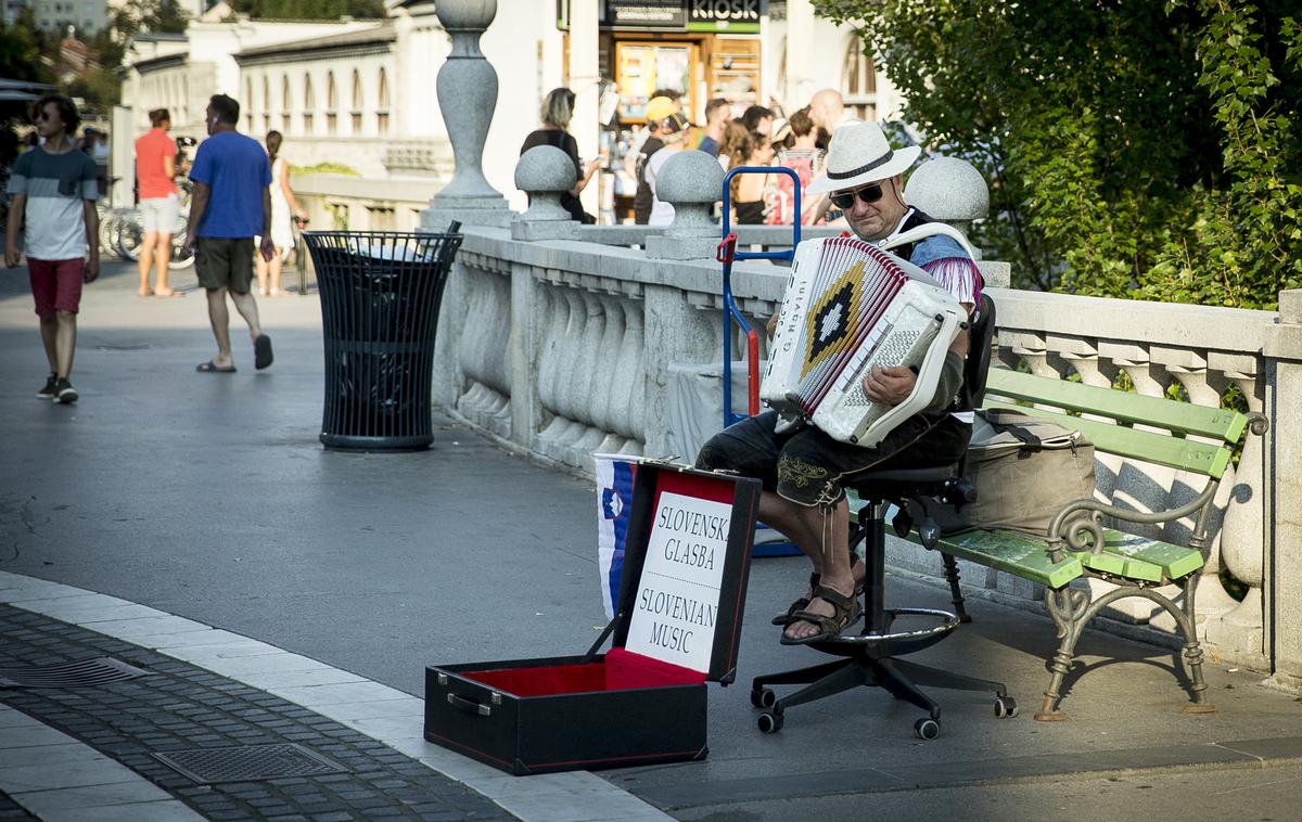 ulični glasbeniki, harmonikar | Mnoge Ljubljančane moti harmonikar, ki v vsakem vremenu in letnem času igra na Prešernovem trgu v središču mesta. | Foto Ana Kovač