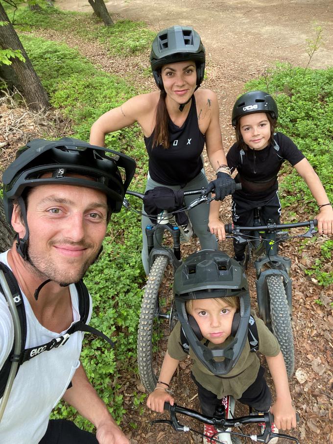 Družina Perko med drugim obožuje malo bolj adrenalinsko kolesarjenje. | Foto: osebni arhiv/Lana Kokl