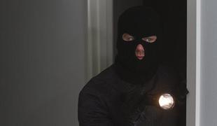 Vlomilec poklical policijo, ko je naletel na truplo