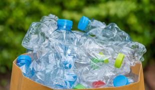 Čudežna bakterija spremeni odpadno plastiko v priljubljeno zdravilo