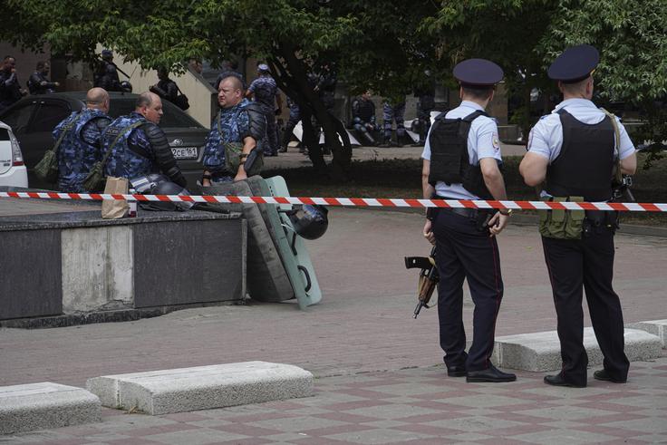 V nedeljo, 16. junija, je šest z noži oboroženih islamistov v zaporu v ruskem mestu Rostov dva paznika zajelo kot talca. Varnostne sile so islamiste še isti dan ubile. Dogodek je sprožil graje Rusov na ruske oblasti, ker te očitno ne morejo zatreti islamističnega terorizma. | Foto: Guliverimage