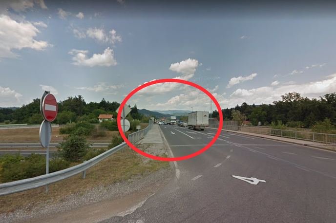 Arja Vas | Zelo zgovoren dokaz, da križišče še posebej med lokalnimi vozniki, ki izvoz z avtoceste uporabljajo vsak dan, velja za eno najbolj zoprnih in nevarnih, je dejstvo, da se je nesreča tukaj zgodila ravno v času, ko se je mimo peljal Googlov avtomobil, ki je leta 2013 snemal slovenske ceste. | Foto Matic Tomšič / Google Zemljevidi