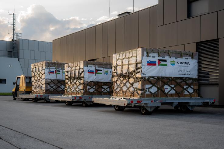 Materialna pomoč zajema hrano in odeje.
 | Foto: Slovenska vojska