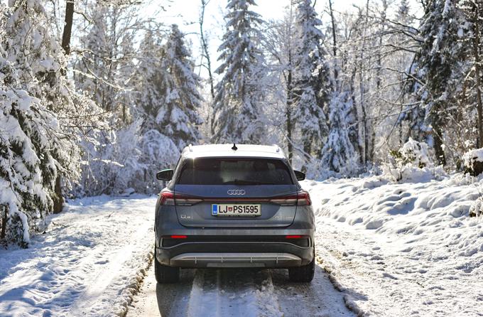 Na streho je mogoče naložiti do 75 kilogramov tovora, Q4 e-tron pa omogoča vleko prikolice z maso do tisoč kilogramov.  | Foto: Gregor Pavšič