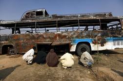 V trčenju avtobusa in cisterne v Pakistanu najmanj 62 mrtvih