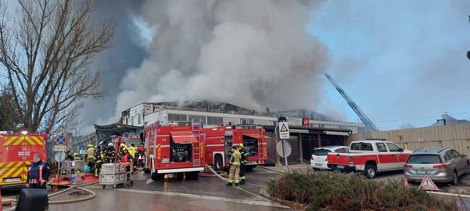 Požar skladišča na Plemljevi ulici v Šentvidu v Ljubljani | Foto: Bojan Puhek