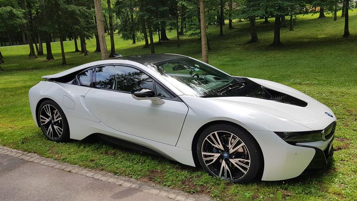Na Brdo pri Kranju in pozneje proti Kopru smo se odpeljali s hibridnim BMW i8. | Foto: Metka Prezelj