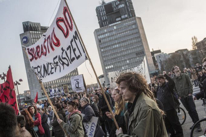 Demonstranti so med drugim zahtevali umik slovenskih policistov iz Makedonije. | Foto: Matej Leskovšek