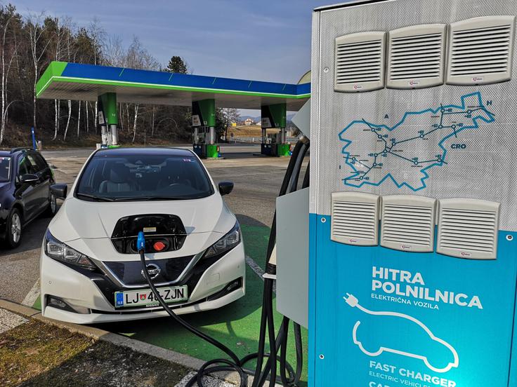 Če je bil do zdaj z baterijo 40 kWh okrog 250 kilometrov, jih bo lahko s približno 50 odstotkov večjo baterijo z enim polnjenjem prevozil od 350 do 400. | Foto: Gregor Pavšič