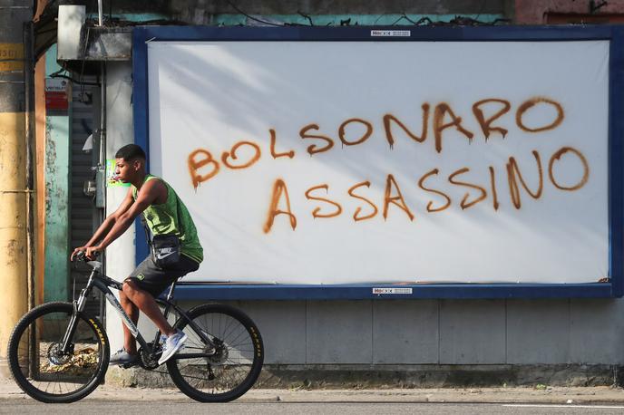 Brazilija koronavirus | "Bolsonaro morilec" piše na grafitu, uperjenem proti brazilskemu predsedniku. | Foto Reuters