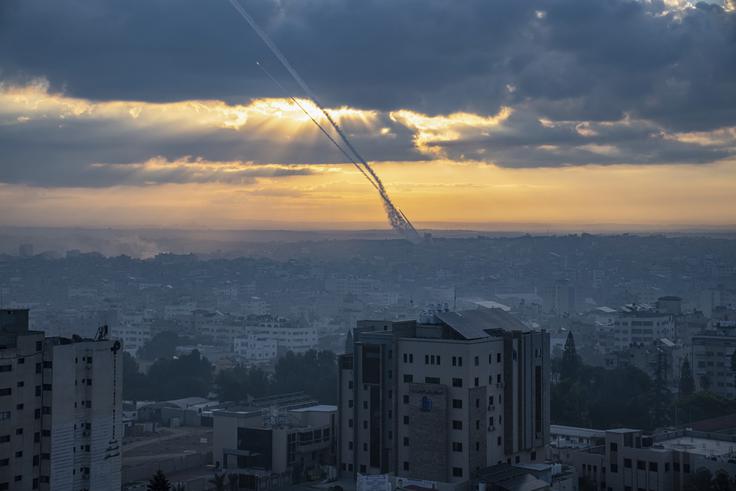 Vojna v Gazi se je začela z napadom palestinskega gibanja Hamas 7. oktobra lani, ki je po izraelskih navedbah zahteval okoli 1.160 smrtnih žrtev na izraelski strani. Izrael je na napad odgovoril z obsežno ofenzivo na območju Gaze, pri čemer je bilo po palestinskih navedbah ubitih najmanj 28.985 ljudi, večinoma žensk in otrok, navaja AFP. | Foto: Guliverimage