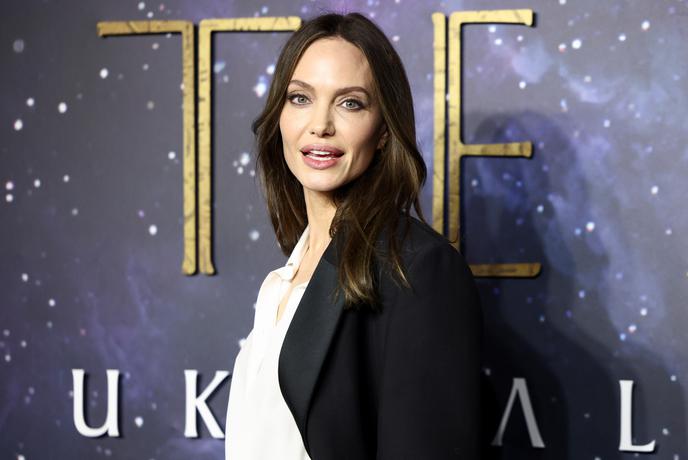 Angelino Jolie skrbijo posledice vojne za otroke