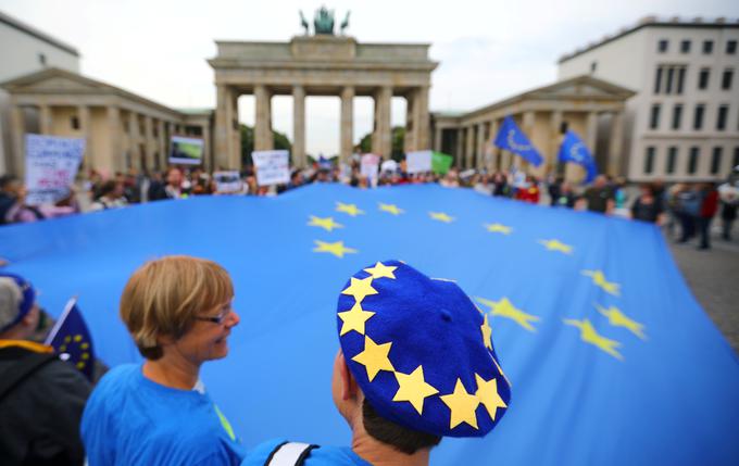 Po Evropi se je v zadnjem mesecu odvilo več protestov pod geslom Stop the coup (Ustavite udar), ki svarijo pred brexitom brez dogovora. Fotografija je nastala v Berlinu. | Foto: Reuters