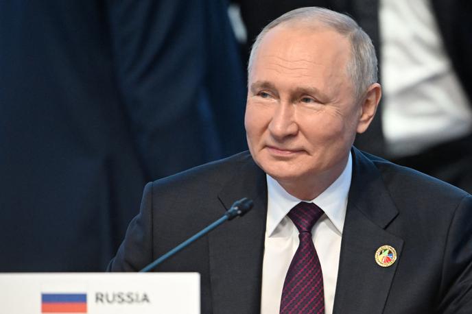 Vladimir Putin | Predsednik Zimbabveja sicer že dolgo krivi sankcije za gospodarske težave svoje države. "Žrtve sankcij morajo sodelovati," je po poročanju francoske tiskovne agencije AFP dejal ob prevzemu ruskega helikopterja. | Foto Reuters