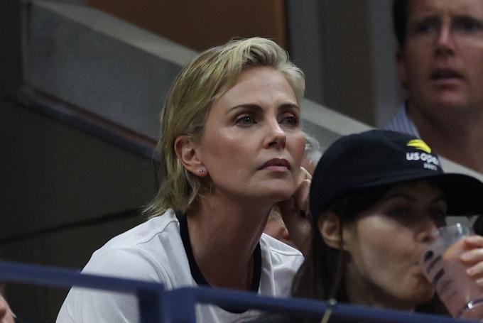 Na tribunah so bili tudi Charlize Theron ... | Foto: Reuters
