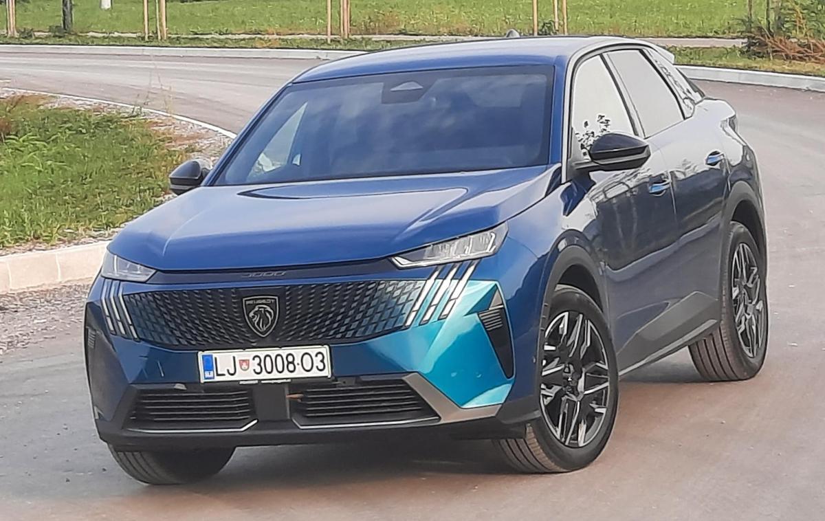 Peugeot 3008 hibrid | Peugeot 3008 se postavlja s privlačnim videzom, tankimi žarometi Peugeot pixel LED, izpostavljenimi dnevnimi lučmi LED …  | Foto Aleš Črnivec