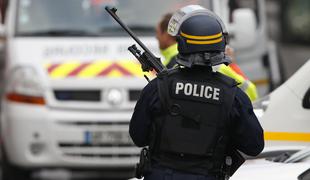 Po napadih v Parizu aretiran 29-letnik, po Franciji na tisoče racij