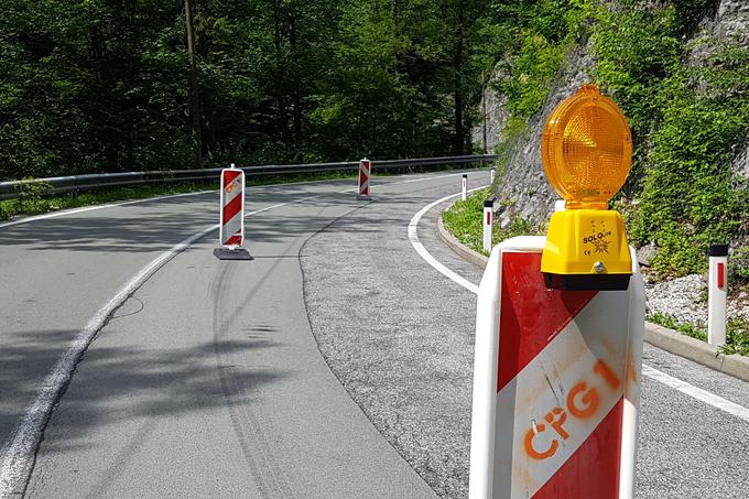 Zaradi čiščenja brežine je cesta Zala med Godovičem in Idrijo zaprta. | Foto: Gregor Pavšič