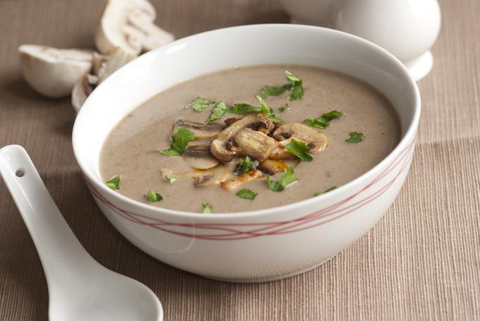 Potrošnikom na MIPOR-ju svetujejo, da izberejo izdelke s čim krajšim seznamom sestavin, naj bodo pozorni na vsebnost soli in morebitno prisotnost aditivov, če imajo čas, pa naj si namesto juhe iz vrečke raje pripravijo domačo gobovo juho. | Foto: Getty Images