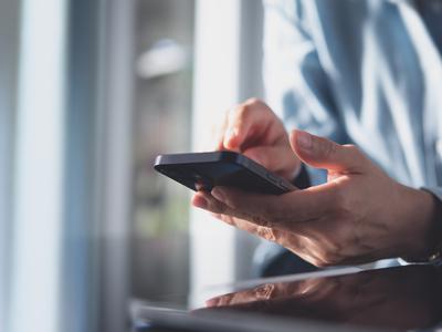 Združenje bank opozarja na porast lažnih telefonskih klicev v imenu bank