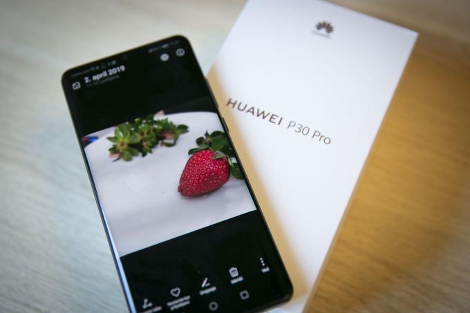 Sprednja stran pametnega telefona Huawei P30 Pro ne odstopa od podobe Huaweievih najnovejših premijskih telefonov. | Foto: Bojan Puhek