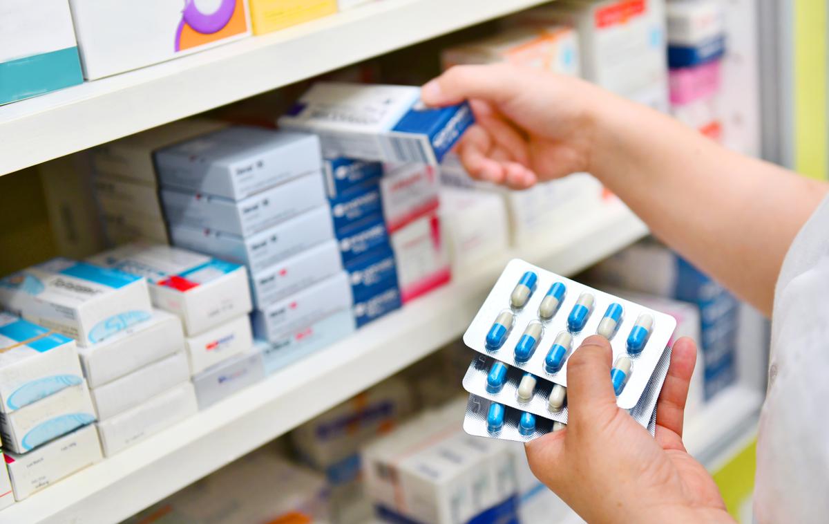 Farmacevt | V današnjem odzivu je ministrstvo za zdravje zapisalo, da "magistri farmacije ne bodo ostali brez nazivov". | Foto Shutterstock