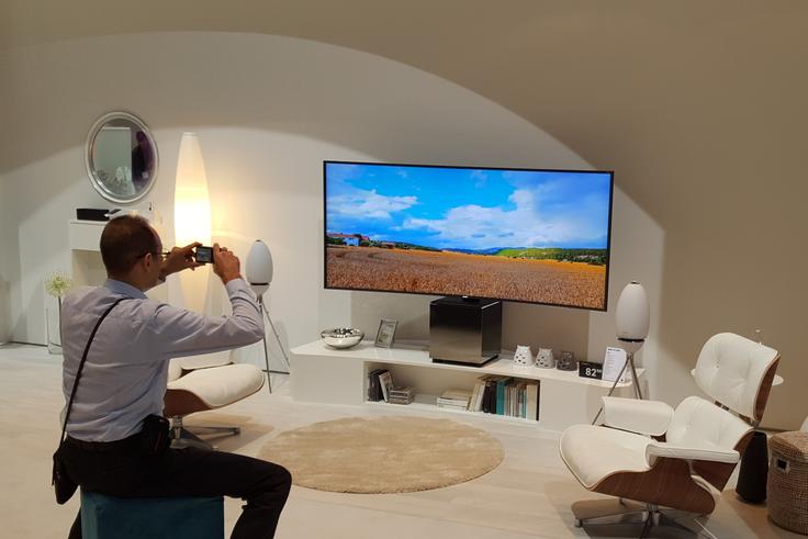 Gledalec, ki sedi preblizu ali pa predaleč od TV-zaslona, ne bo doživel optimalne izkušnje gledanja televizije. V prvem primeru si lahko pokvari vživetje v dogajanje na zaslonu, saj bo, ker je preblizu, lahko videl posamezne piksle. V drugem primeru bo medtem oči moral napenjati bolj, da bi lahko razločil vse podrobnosti na zaslonu. | Foto: Matic Tomšič