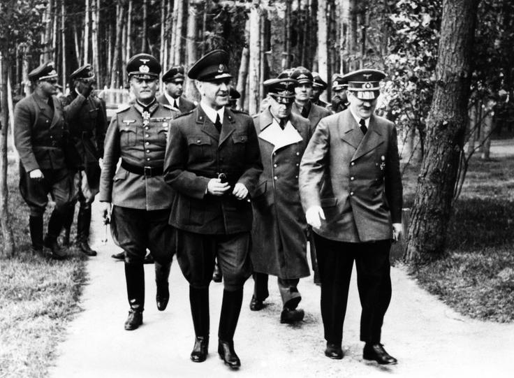 Adolf Hitler in Ante Pavelić Hitler in Mussolini sta na območju Hrvaške ter Bosne in Hercegovine dovolila ustanovitev fašistične Neodvisne države Hrvaške (NDH), ki jo je vodil vodja ustašev Ante Pavelić. Ta je bil prej dolgoletni politični emigrant, ki je imel podporo Mussolinijeve Italije in Horthyjeve Madžarska, pozneje pa se je zbližal z nacistično Nemčijo. Na fotografiji: Pavelić na obisku pri Hitlerju v njegovem Volčjem brlogu v vzhodni Prusiji. | Foto: Guliverimage
