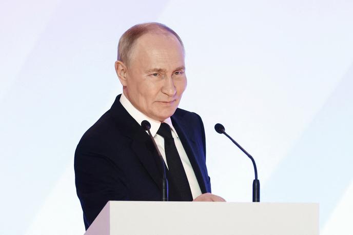 Vladimir Putin | "Ob tej priložnosti bi mu rad čestital za izvolitev za predsednika Združenih držav Amerike," je na forumu Valdaj v mestu Soči dejal Putin.  | Foto Reuters