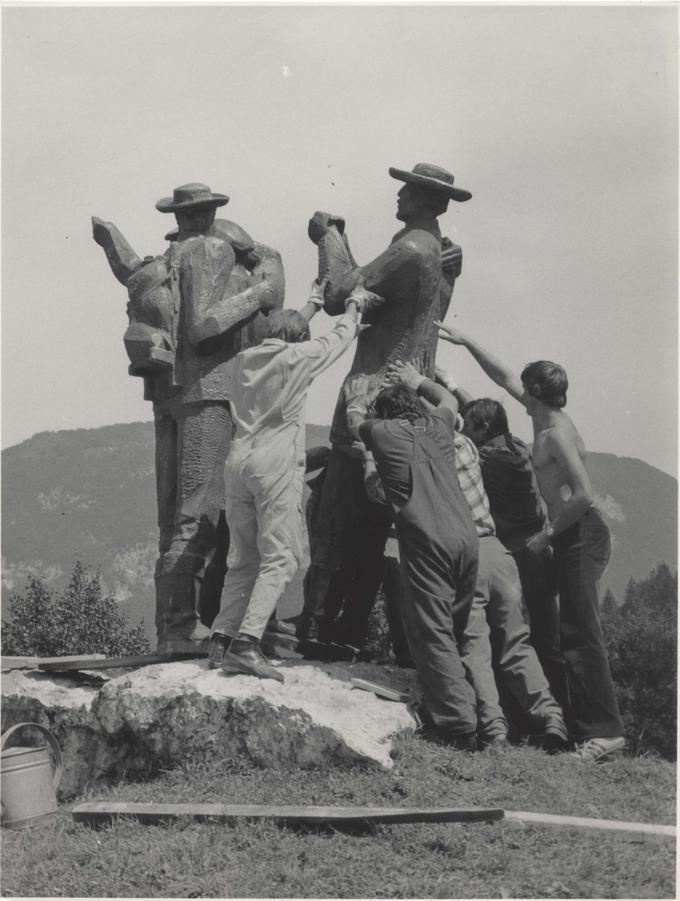 26. avgusta 1778 so se Štefan Rožič, Matevž Kos, Luka Korošec in Lovrenc Willomitzer kot prvi v zgodovini povzpeli na vrh Triglava. Leta 1978, ob 200. obletnici prvega vzpona, so jim v Bohinju postavili spomenik. | Foto: fototeka Slovenskega planinskega muzeja