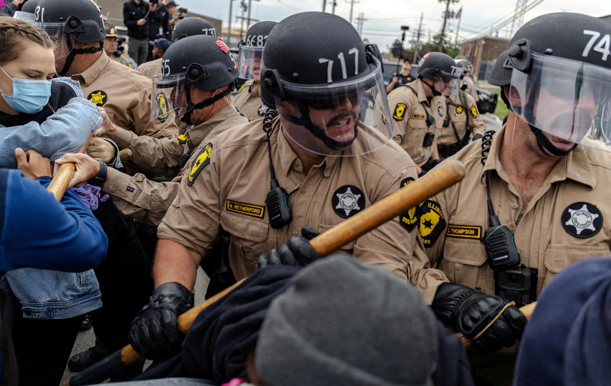 Služba za priseljevanje in carine (ICE), ZDA | Gre za nov sodni neuspeh za ameriško vlado v Illinoisu, kjer je sodišče oktobra blokiralo napotitev nacionalne garde v Chicago in njegovo okolico. | Foto Reuters