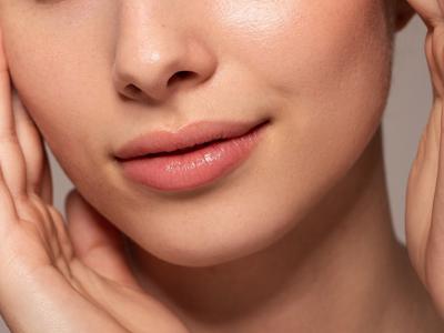 Kaj je piling za ustnice in kako ga uporabljati v hladnejših dneh?