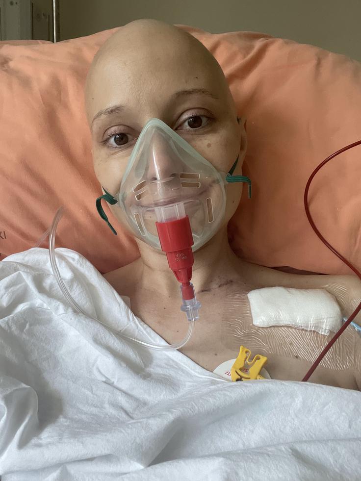"Ena sem Lea danes, druga pa je tista Lea, ki je komaj vstala iz postelje na intenzivni negi Onkološkega inštituta, da se je po umetni komi postavila na noge in se začela spet učiti hoditi. Pravim, da dolgujem tisti Lei to, da jo zaščitim." | Foto: Osebni arhiv