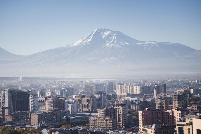 Erevan, Armenija | Armensko glavno mesto Erevan bo oktobra gostilo COP17, a država se duši v odpadkih, onesnaženi pitni vodi in drugih nerešenih okoljskih vprašanjih. | Foto Shutterstock