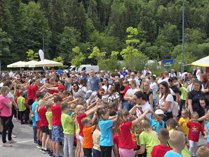 Zmagamo, ko si pomagamo. Letošnji tek je privabil rekordno število otrok in njihovih staršev. | Foto: Plastika Skaza