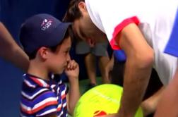 Roger Federer rešil dečka iz primeža navijačev (video)